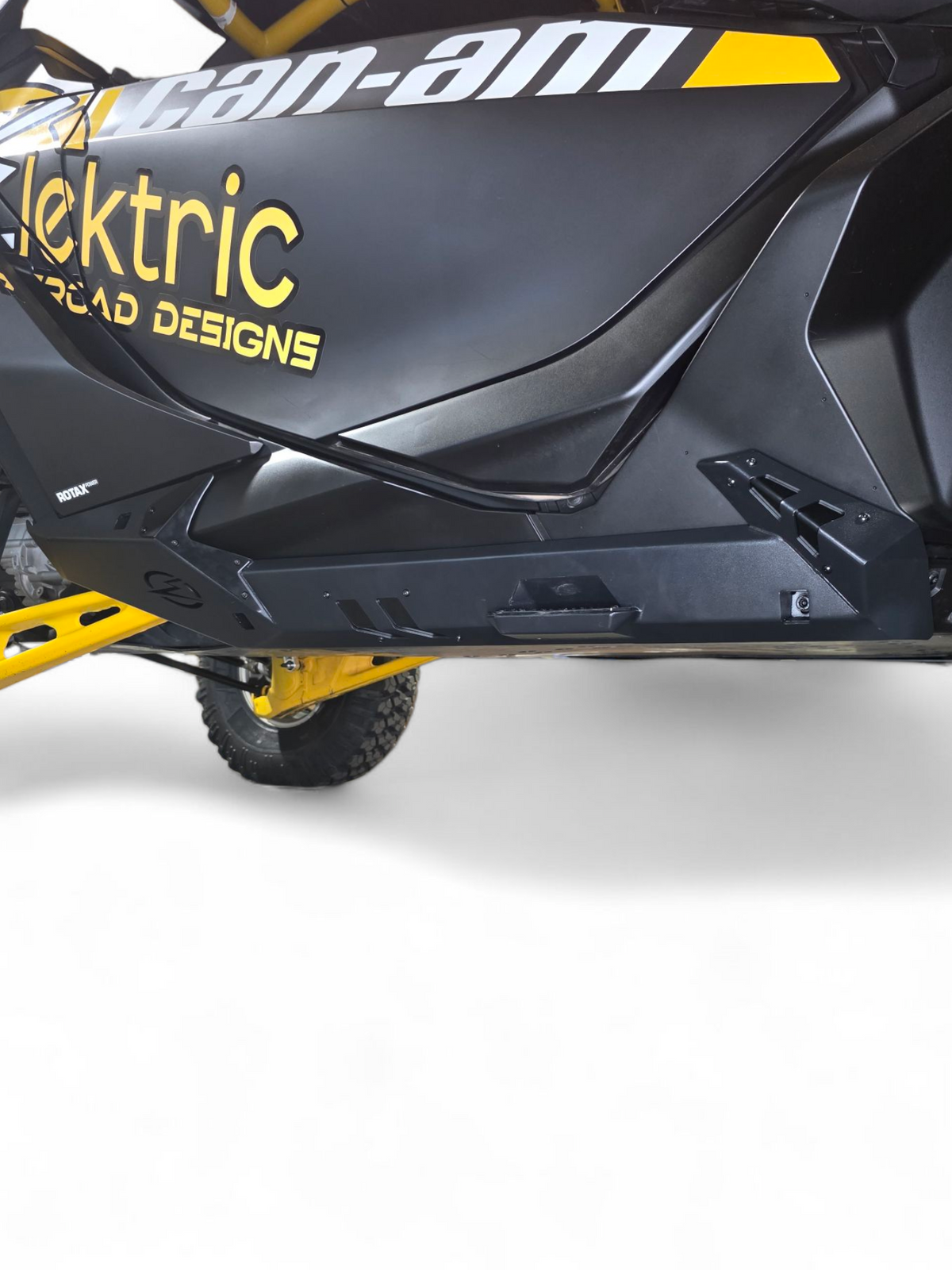 Hammer black powder coat steel slider and satin black aluminum accent plate detail on Can-Am Maverick R Volt Rocker Steps