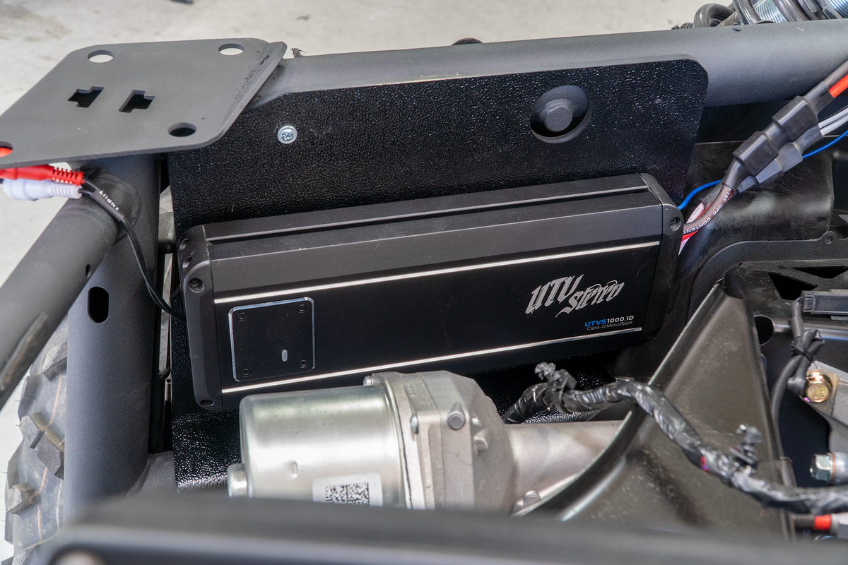 UTV Stereo 1000 1D Class D monoblock amplifier mounted on a black metal bracket